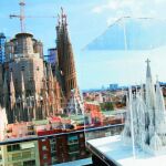 Una imagen del estado actual de las obras del templo de la Sagrada Familia y, en primer término, la maqueta con lo que debe ser la construcción final que estará finalizada en 2026, coincidiendo con el centenario de la muerte de Gaudí.