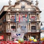 El arranque de los últimos Sanfermines, con la ikurriña en el balcón del Ayuntamiento de Pamplona y un cartel para el acercamiento de los presos etarras entre el público