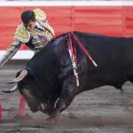 El diestro mexicano Joselito Adame da un pase con la muleta a su segundo toro en la tercera de abono de la feria de Bilbao