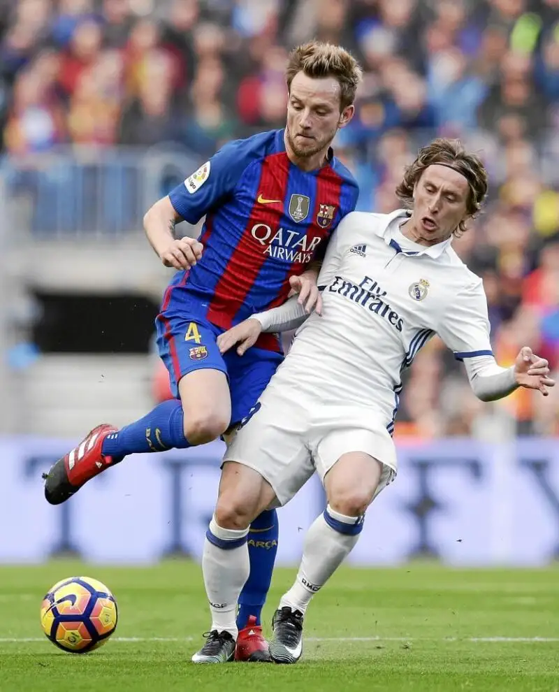 Modric pugna por un balón con Rakitic en el encuentro de ayer