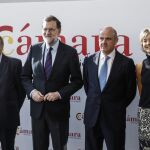 El presidente del Gobierno, Mariano Rajoy (2i), posa junto al presidente de la Cámara de Comercio de España, José Luis Bonet (i), el ministro de Economía y Competitividad, Luis de Guindos (2d), y la ministra de Agricultura, Pesca y Alimentación, Isabel García-Tejerina.