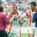 Luis Enrique protesta a Sandor Pühl con la nariz sangrando ante la mirada de Hierro