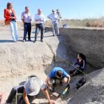 Jesús Julio Carnero visita las excavaciones de Matallana acompañado por el catedrático de la Uva, Germán Delibes