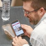 En la imagen muestra entre risas a los ediles de Ganemos Pablo Carmona y Rommy Arce una entrevista del secretario general de Podemos Madrid, Julio Rodríguez, en laque asegura: «En la situación de Sánchez Mato a lo mejor yo habría dimitido».