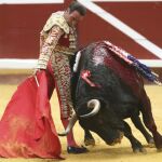 Enrique Ponce, ayer, durante la faena de muleta.
