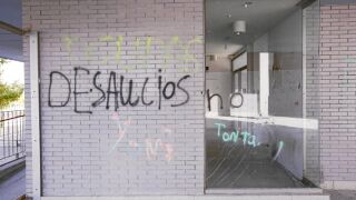 Pintadas, basuras y desperfectos son la imagen habitual de los portales okupados del Ensanche de Vallecas
