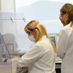 La industria farmacéutica, líder en empleo femenino: la tasa de mujeres directivas triplica la del IBEX