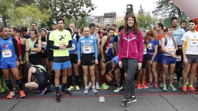 La atleta Ruth Beitia, junto a los participantes, momentos antes de dar la salida de la primera edición de la Carrera GOfit de Madrid, en el paseo de San Francisco de Sales en Madrid.