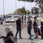 Agentes de los Mossos d'esquadra y policía local en el lugar donde el hombre disparó a los a dos policías locales.