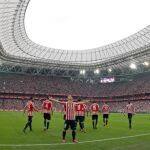 Iker Muniain (c) celebra el gol frente a la Real Sociedad.