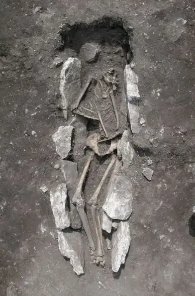 SIN CABEZA. El esqueleto hallado en el monte Liceo está desprovisto del cráneo, lo que ha hecho pensar a los investigadores que la muerte se debió a un sacrificio ritual en honor a los dioses