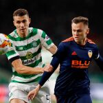 Denis Cheryshev del Valencia disputa un balón contra Jozo Simunovic del Celtic en Glasgow / Reuters