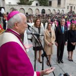 El obispo de Ávila, Jesús García Burillo, se dirige a los numerosos asistentes en la Plaza de la Santa, en presencia de Virginia Barcones, María Josefa García-Cirac, José Luis Rivas y Alicia García