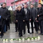 La canciller alemana, Angela Merkel (c), asiste a una ceremonia de conmemoración del primer aniversario del atentado islamista en el que murieron doce personas en Berlín