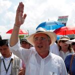 El senador y expresidente colombiano Álvaro Uribe Vélez (i) participa el lunes 26 de septiembre de 2016, en una concentración en contra del plebiscito y de la firma del acuerdo de paz en Cartagena