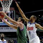 El jugador de Unicaja Musli (i) entra a canasta ante Randolph, del Real Madrid