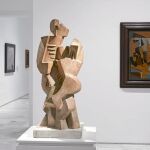 Al fondo, «La guitarra» (1918), de Juan Gris, uno de los protagonistas de esta muestra, junto a la escultura «Marinero con guitarra», de Lipchitz