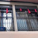 En la imagen, un trapo rojo en un piso para reivindicar que allí no hay droga