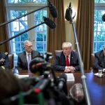 El presidente de los Estados Unidos, Donald J. Trump (c-d), habla junto al jefe de Gabinete de la Casa Blanca, John Kelly (d); el asesor de seguridad nacional, H.R. McMaster (i), y el secretario de Defensa, James Mattis (c-i), durante una reunión con altos líderes militares en la Sala del Gabinete de la Casa Blanca, en Washington, DC