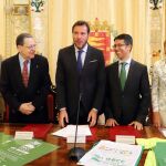 El investigador, Pedro Vizán; el presidente de AECC Valladolid, Francisco Javier Arroyo; el delegado institucional de Iberdrola en Castilla y León, Celiano García; el alcalde, Óscar Puente y la vicepresidenta de AECC, Pilar Fernández de Valderrama, en la presentación de la VII Marcha Contra el Cáncer