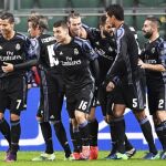 El centrocampista galés del Real Madrid, Gareth Bale (c), celebra con sus compañeros haber marcado el 1-0 contra el Legia de Varsovia