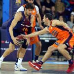 El pívot croata del FC Barcelona Lassa Ante Tomic (i) intenta jugar un balón ante Sam Vam Rossom, del Valencia Baske