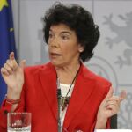 La ministra Portavoz Isabel Celaá, durante la rueda de prensa celebrada esta mañana tras el Consejo de Ministros, en el Palacio de La Moncloa.- EFE/Ballesteros