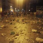 Con este terrible aspecto, marcado por los excesos de la fiesta, amanecía la mañana del pasado sábado la Puerta del Sol y sus aledaños