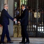El presidente de Cataluña, Quim Torra y el presidente de Flandes, Geert Bourgeois durante la reunión que mantuvieron en el Palau de la Generalitat de Barcelona el pasado mes de julio / Efe
