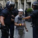 La Policía para a uno de los manifestantes