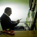 Antonio Ramírez de los Ríos, «Ríos», delante del cuadro que ha pintado en el taller de la Fundación Vianorte-Laguna / Alberto R. Roldán