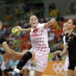 Macarena Aguilar marca un gol ante la defensa de la selección de Montenegro