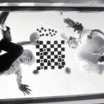 Duchamp y Dalí jugando al ajedrez en Cadaqués, fotografiados por Robert Descharnes, pieza de la exposición