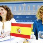La ministra de Hacienda, María Jesús Montero, junto a la titular de Política Territorial, Meritxell Batet, durante la reunión con las regiones
