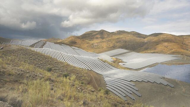Imagen de un campo de placas fotovoltaicas
