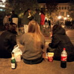 Imagen de archivo de jovenes bebiendo alcohol