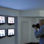 Varios fotógrafos en la sede de Génova inmortalizan el momento en que Rajoy anuncia en las pantallas su dimisión como presidente del partido / Javier Fdez.Largo