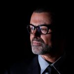 George Michael posa para los fotógrafos antes de intervenir en la Royal Opera House de Londres