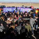 Marta Rovira delante de los miembros de Hogar Social