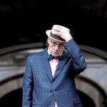 El escritor James Ellroy mira a cámara en una de sus poses características