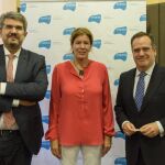 El delegado de la Junta en Valladolid, Pablo Trillo; Eva Ferrer, responsable de Everis Educación; y Francisco López, CEO de Everis Initiatives, presentan el proyecto