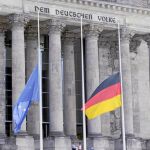 Las banderas de Alemania y de la Unión Europea