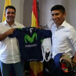Fotografía cedida por la Alcaldía de Barranquilla que muestra al alcalde Alejandro Char Chaljub (i) y al ciclista Nairo Quintana (d) el jueves 15 de diciembre de 2016, en Barranquilla (Colombia)