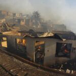 Vista de casas en medio de un incendio forestal en el sector de Playa Ancha en la ciudad de Valparaíso (Chile)
