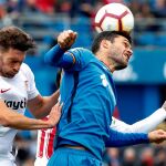 El jugador del Sevilla Sergi Gómez disputa un balón con el jugador del Getafe Jorge Molina