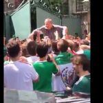 Momento en el que el embajador fue manteado por los aficionados aztecas