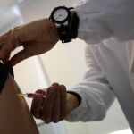 Los expertos apuntan que el propio éxito de las vacunas / AP
