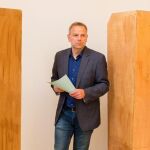 Leif-Erik Holm, líder del xenófobo AfD vota hoy en un colegio de Barner Stueck.