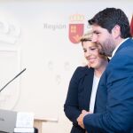 La imagen política del día la protagonizaron todos los miembros del Consejo de Gobierno, incluido el presidente López Miras, que al inicio de la rueda de prensa de la portavoz Noelia Arroyo entraron en la sala de prensa y la acompañaron durante su comparecencia ante los medios, arropándola en su despedida como miembro del Ejecutivo murciano