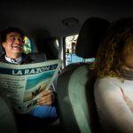 Pepe Rodríguez, en el coche eléctrico de Endesa / Foto: Alberto R. Roldán